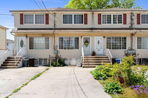Photo of 208 Lake Avenue, Staten Island, NY 10303 (MLS # 2402604)