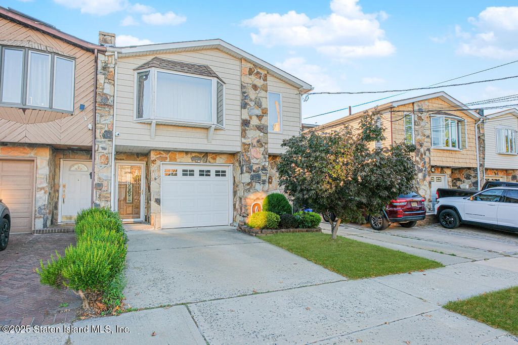 Photo of 94 Gary Place, Staten Island, NY 10314 (MLS # 2505856)