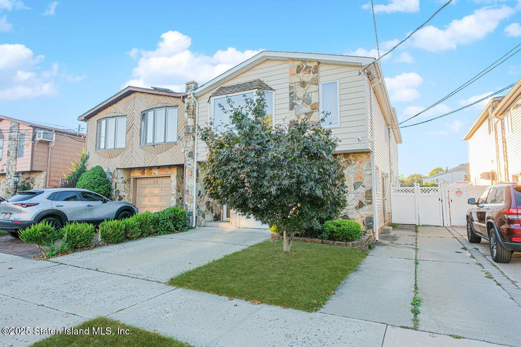 Photo of 94 Gary Place, Staten Island, NY 10314 (MLS # 2505856)