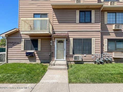 Photo of 61 Daffodil Lane, Staten Island, NY 10314 (MLS # 2601124)