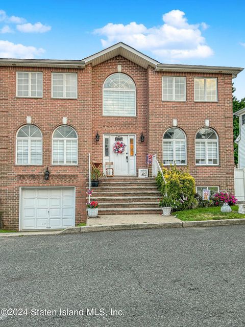 Photo of 24 Sapphire Court, Staten Island, NY 10307 (MLS # 2503289)
