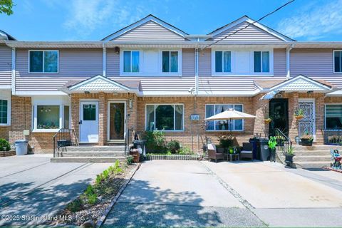 Photo of 731 Barlow Avenue, Staten Island, NY 10312 (MLS # 2504143)