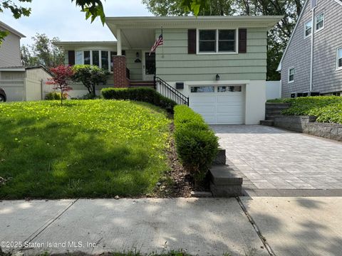 Photo of 126 Craig Avenue, Staten Island, NY 10307 (MLS # 2503221)