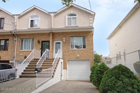 Photo of 499 Greeley Avenue, Staten Island, NY 10306 (MLS # 2505527)