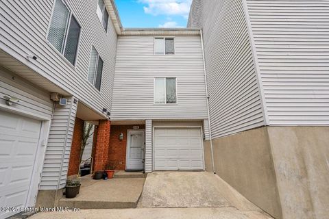 Photo of 144 Emily Lane, Staten Island, NY 10312 (MLS # 2500230)