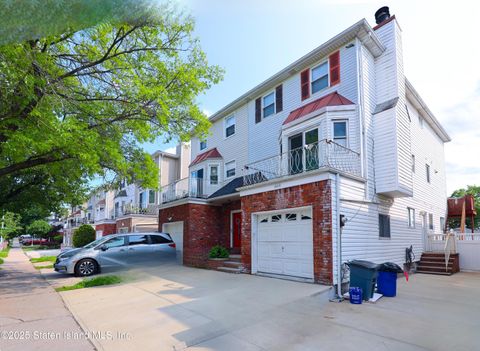 Photo of 664 Travis Avenue, Staten Island, NY 10314 (MLS # 2503212)