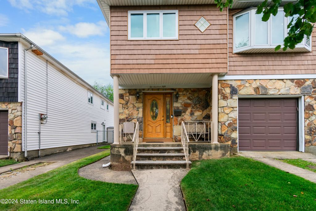 Photo of 250 Crafton Avenue, Staten Island, NY 10314 (MLS # 2403524)