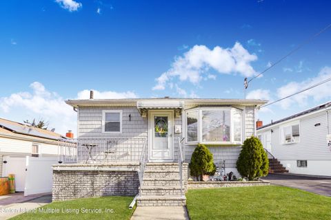 Photo of 51 Wenlock Street, Staten Island, NY 10303 (MLS # 2401532)