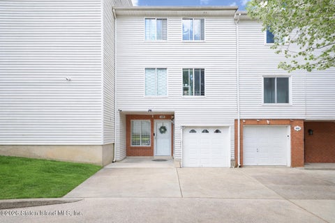 Townhouse For Sale - 440 Ilyssa Way<br/> Staten Island, NY 10312