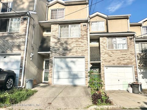 Photo of 47 Savo Lane, Staten Island, NY 10305 (MLS # 2504004)