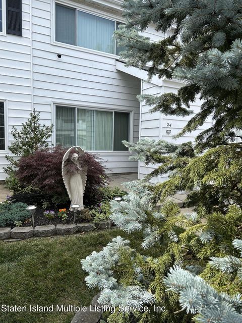 Photo of 94 Hampton Green, Staten Island, NY 10312 (MLS # 1162781)