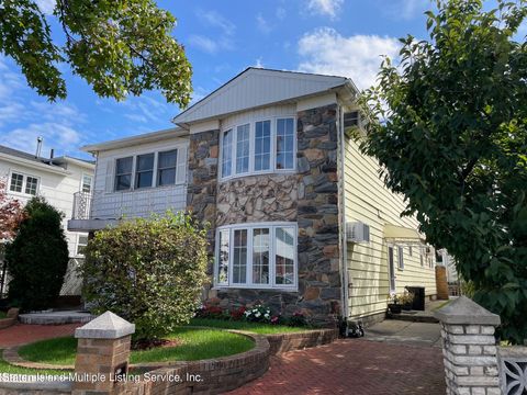 Photo of 135 Steinway Avenue, Staten Island, NY 10314 (MLS # 1164556)