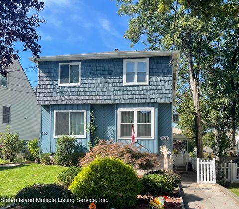 Photo of 218 Gansevort Boulevard, Staten Island, NY 10314 (MLS # 1164756)