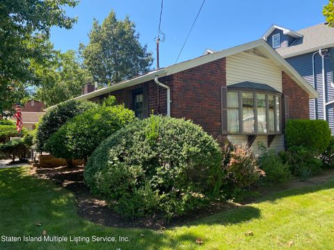 Photo of 94 Penn Avenue, Staten Island, NY 10306 (MLS # 1164098)