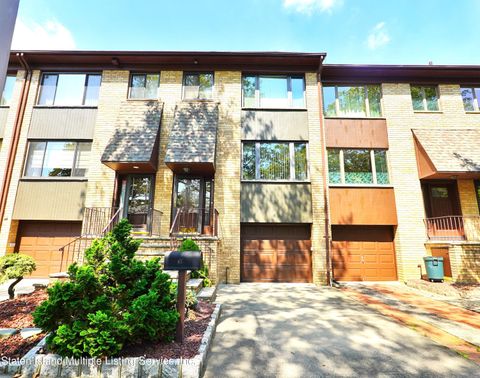 Photo of 67 Claradon Lane, Staten Island, NY 10305 (MLS # 1164173)