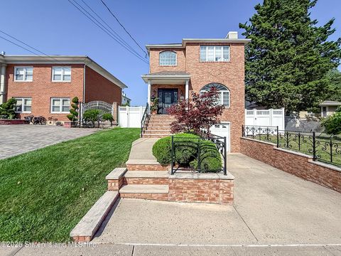 Photo of 267 Woods Of Arden Road, Staten Island, NY 10312 (MLS # 2504684)