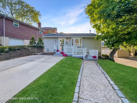 Photo of 24 Duer Lane, Staten Island, NY 10301 (MLS # 2602523)