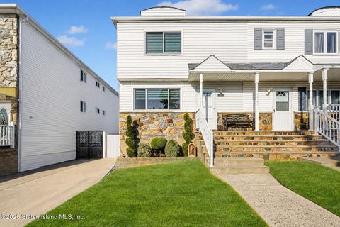 Photo of 525 Eltingville Boulevard, Staten Island, NY 10312 (MLS # 2603607)