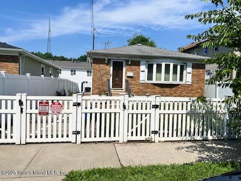 Photo of 358 Grandview Avenue, Staten Island, NY 10303 (MLS # 2503887)