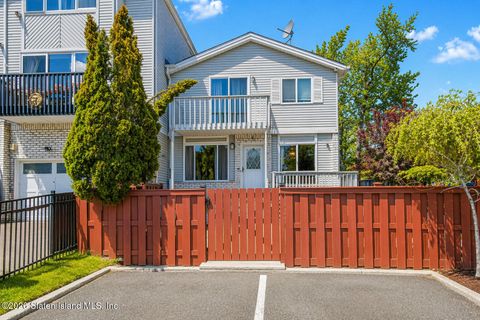 Photo of 5 Sunset Lane, Staten Island, NY 10307 (MLS # 2602101)