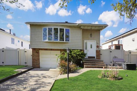 Photo of 739 Ionia Avenue, Staten Island, NY 10312 (MLS # 1161373)