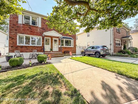 Photo of 50 Hitchcock Avenue, Staten Island, NY 10306 (MLS # 2504621)