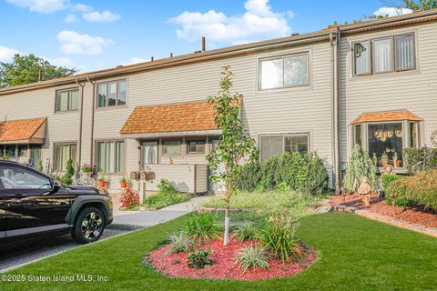 Photo of 94 Bower Court, Staten Island, NY 10309 (MLS # 2505085)