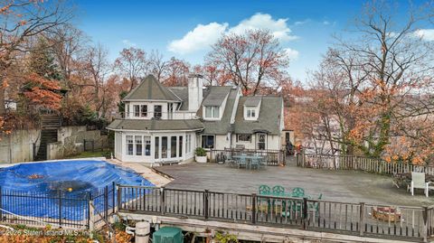 Photo of 45 E Loop Road, Staten Island, NY 10304 (MLS # 2601558)