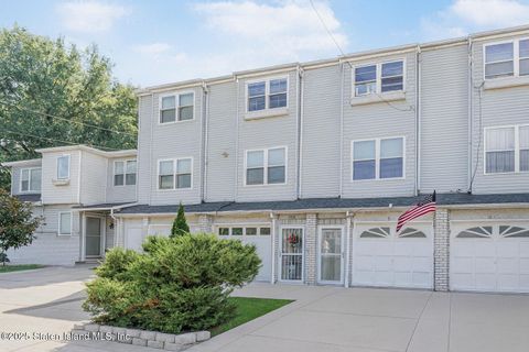 Photo of 852 Bloomingdale Road, Staten Island, NY 10309 (MLS # 2505736)