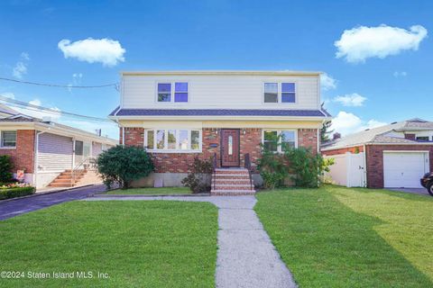 Photo of 261 Collfield Avenue, Staten Island, NY 10314 (MLS # 2405141)