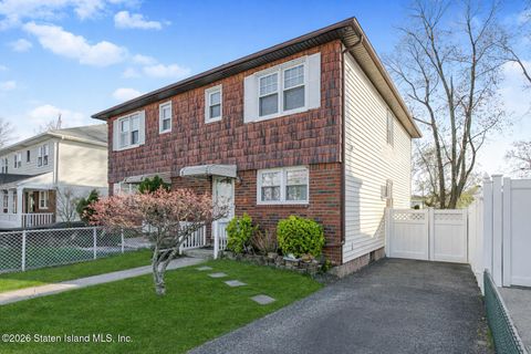 Photo of 176 Tysens Lane, Staten Island, NY 10306 (MLS # 2601912)