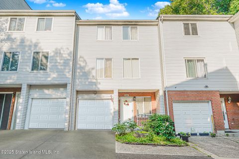 Photo of 344 Ilyssa Way, Staten Island, NY 10312 (MLS # 2503308)