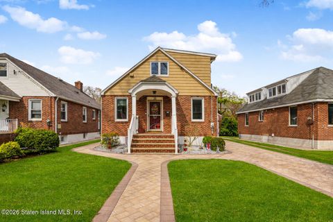 Photo of 25 Sterling Avenue, Staten Island, NY 10306 (MLS # 2602008)