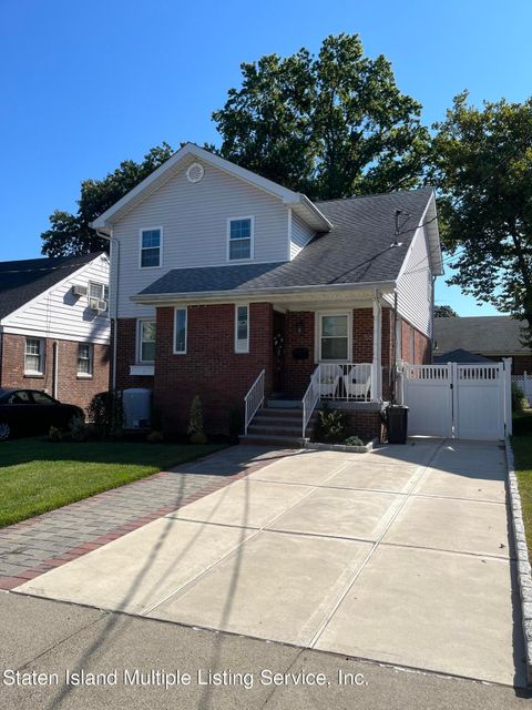 Photo of 561 Oakland Avenue, Staten Island, NY 10310 (MLS # 1165603)