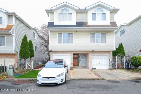 Photo of 32 Belair Lane, Staten Island, NY 10305 (MLS # 2506814)