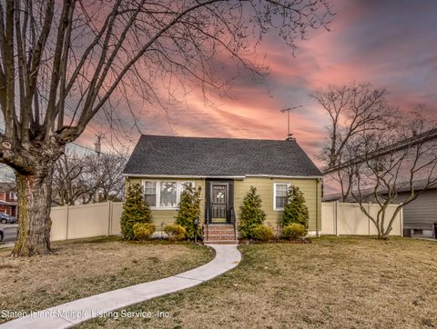 Photo of 317 Giffords Lane, Staten Island, NY 10308 (MLS # 2401200)