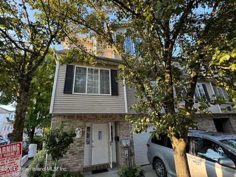 Photo of 90 Robin Court, Staten Island, NY 10309 (MLS # 2405178)