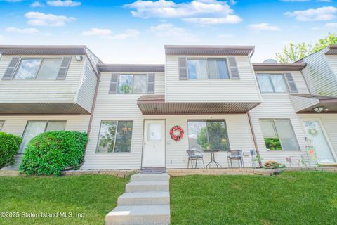 Photo of 17 Country Lane, Staten Island, NY 10312 (MLS # 2502863)