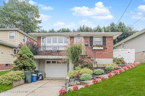 Photo of 35 Greenport Street, Staten Island, NY 10304 (MLS # 2505687)