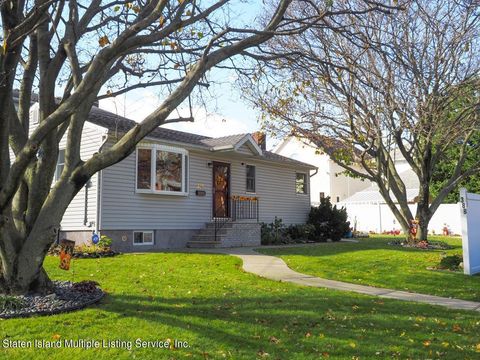 Photo of 388 Oak Avenue, Staten Island, NY 10306 (MLS # 1165452)