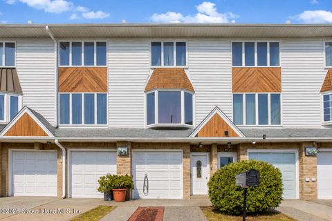 Photo of 107 Hempstead Avenue, Staten Island, NY 10306 (MLS # 2600920)