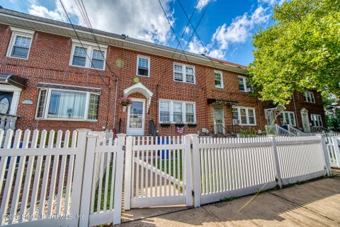 Townhouse For Sale - 43 Hylan Place<br/> Staten Island, NY 10306
