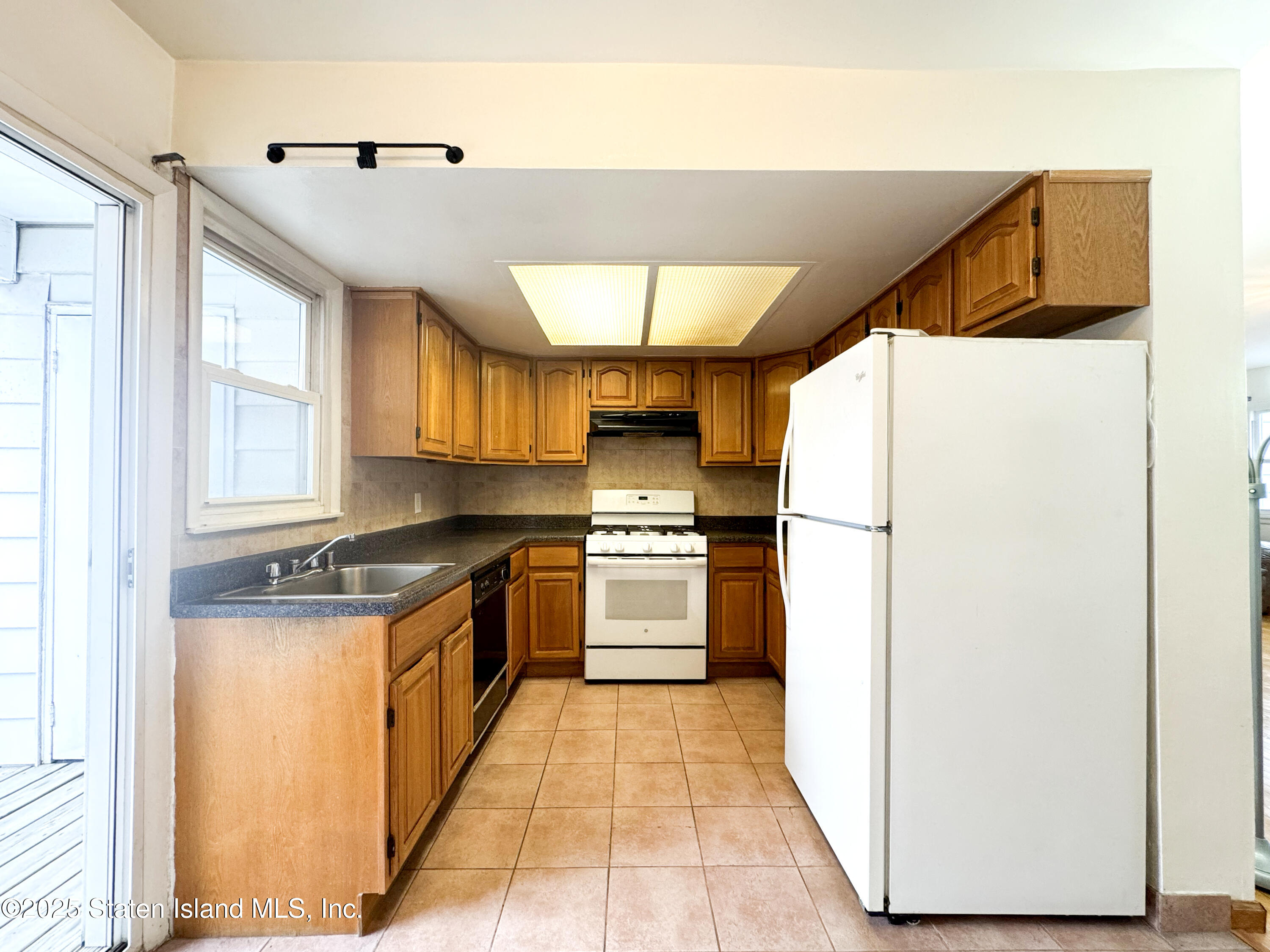 75 Dover Green, Staten Island, New York image 9