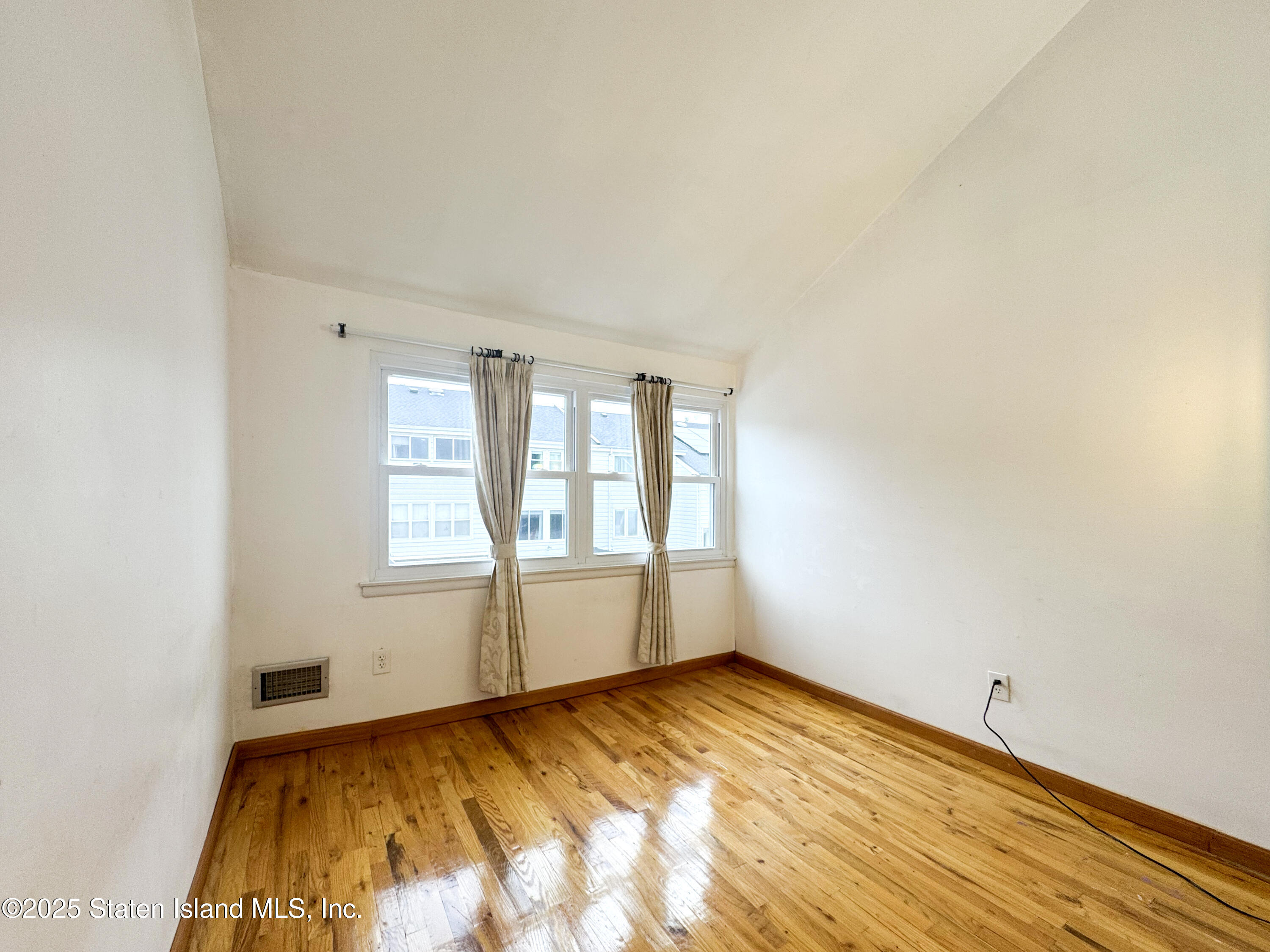 75 Dover Green, Staten Island, New York image 17