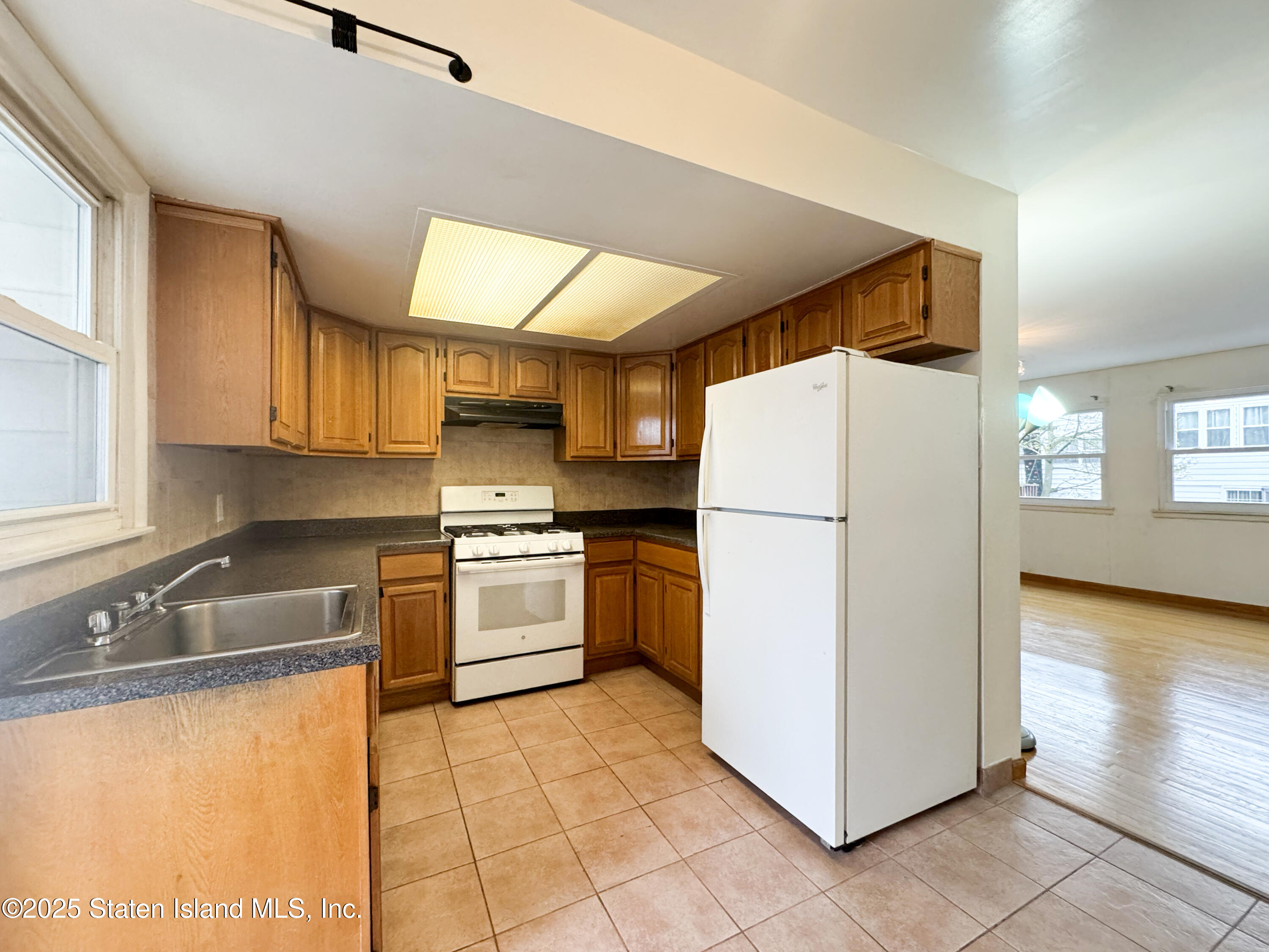 75 Dover Green, Staten Island, New York image 10