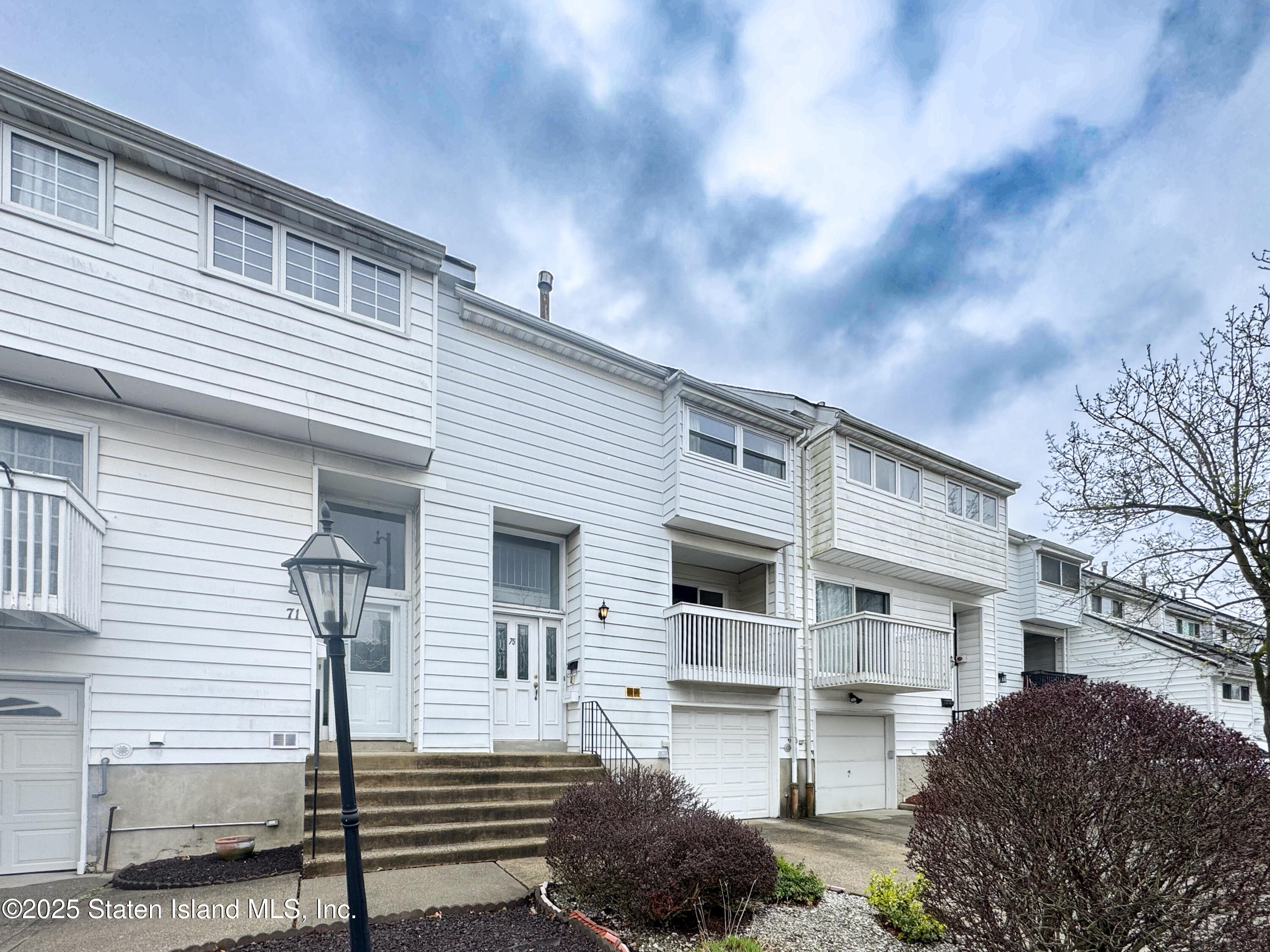 75 Dover Green, Staten Island, New York image 3
