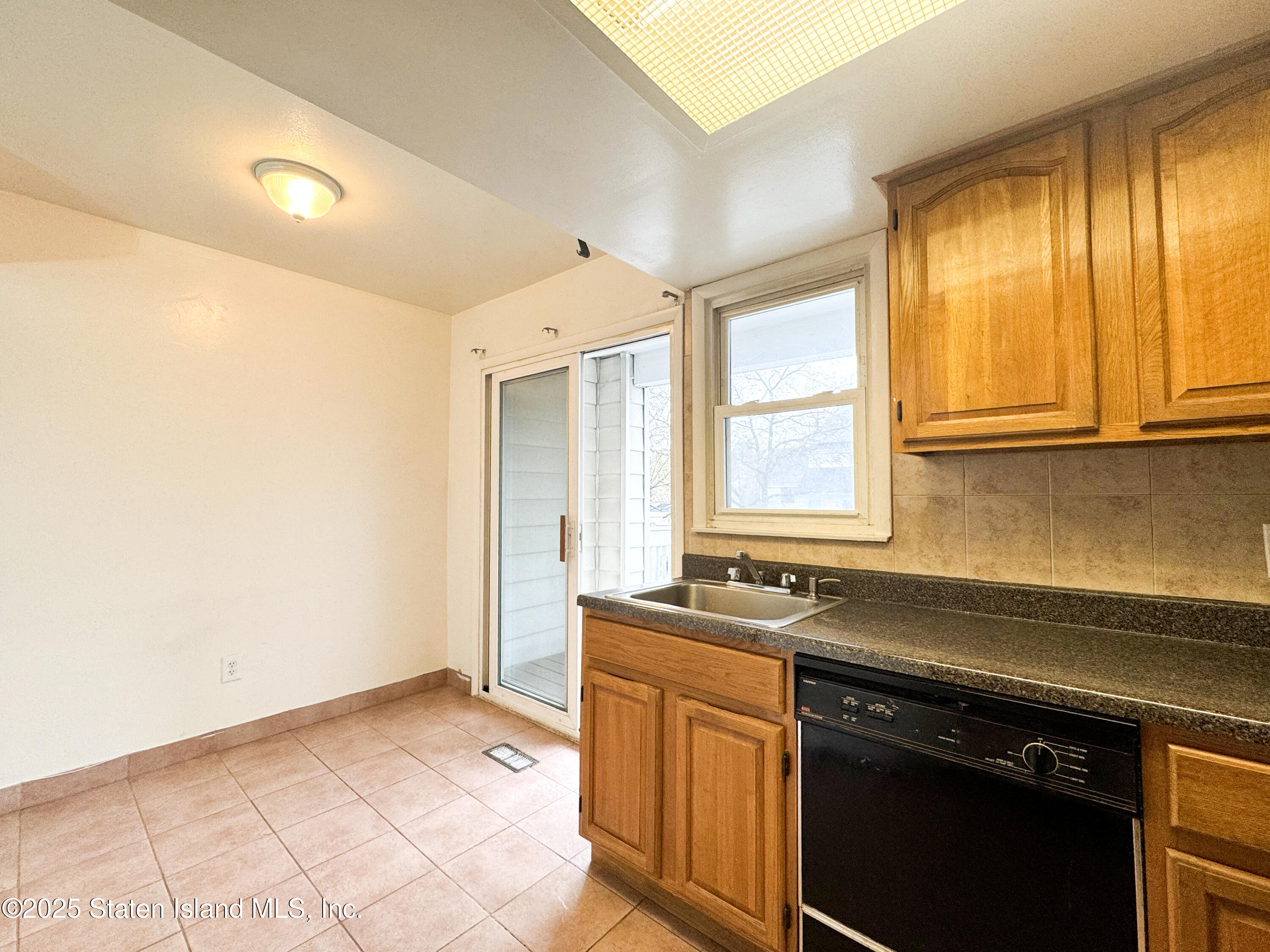 75 Dover Green, Staten Island, New York image 12