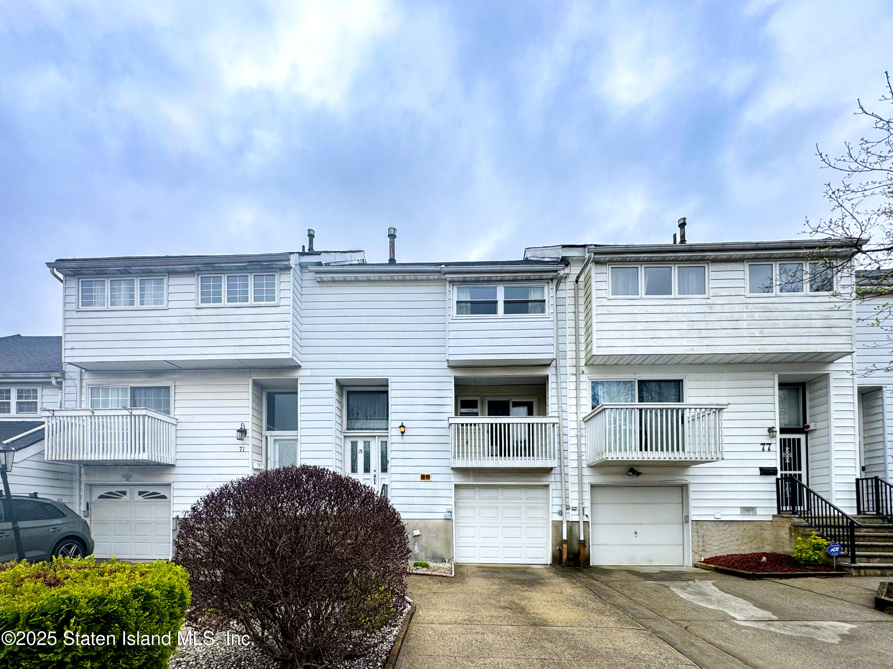 75 Dover Green, Staten Island, New York image 2