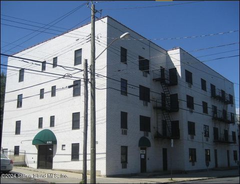 Photo of 690 Castleton Avenue, Staten Island, NY 10310 (MLS # 2404618)