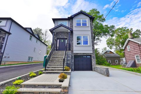 Photo of 110 Woodvale Avenue, Staten Island, NY 10309 (MLS # 1164057)